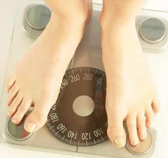 http://i.cdn.turner.com/cnn/2010/HEALTH/07/12/hot.flashes.losing.weight/t1larg.weight.scale.thinkstock.jpg